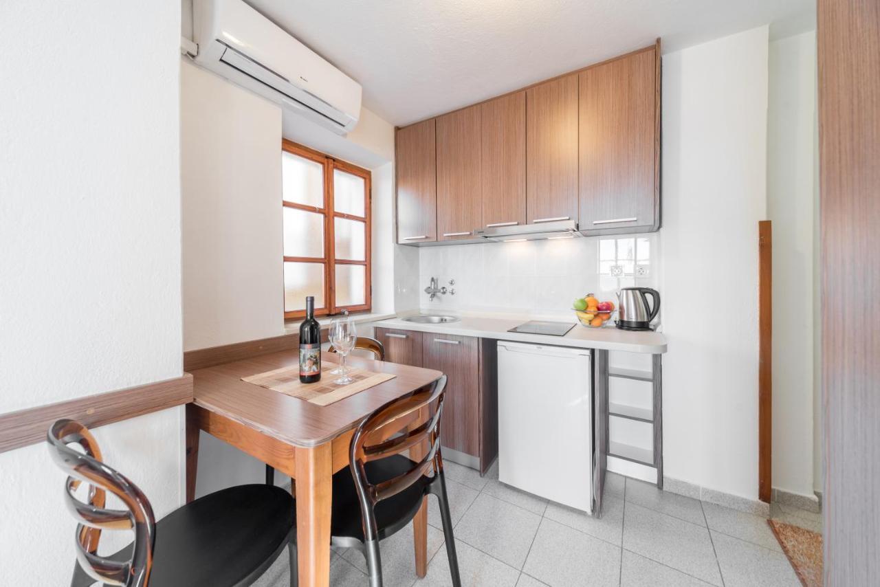 R Club Old Town Apartman Budva