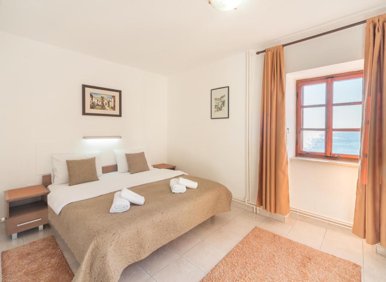 R Club Old Town Apartman Budva